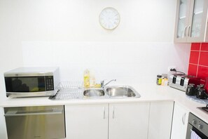 Frigorífic, microones, forn i placa de cuina 