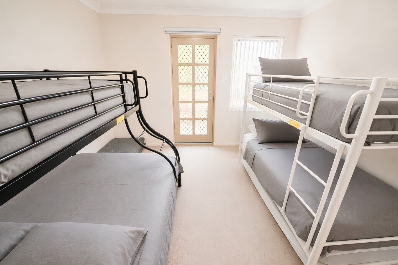 2 Schlafzimmer, Schreibtisch, Bügeleisen/Bügelbrett, Reisekinderbett
