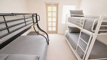 2 Schlafzimmer, Schreibtisch, Bügeleisen/Bügelbrett, Reisekinderbett