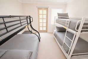 2 bedrooms, desk, iron/ironing board, travel crib - Midland Apt, Hospital, Shops, Train, Sleeps 6 (Midland)