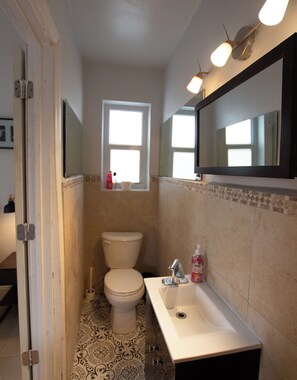 Shower, hair dryer, towels - Amazing huge house in Miami! 5/4 New Pics! (Miami)