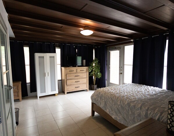 5 bedrooms, iron/ironing board, free WiFi, bed sheets