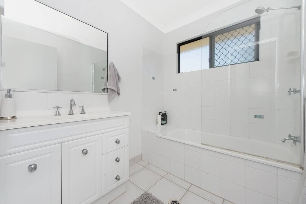 Douche, sèche-cheveux, serviettes fournies