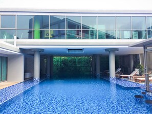 Una piscina al aire libre