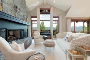 Smart TV, chimenea y estéreo 