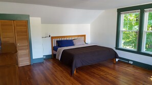 3 bedrooms, desk, iron/ironing board, WiFi - Manchester Walking distance to all shops and restaurants quick ride/lakes |hikes (manchester center)