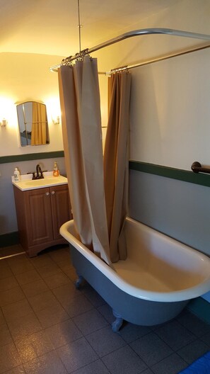 Combined shower/tub, hair dryer, towels, soap - Manchester Walking distance to all shops and restaurants quick ride/lakes |hikes (manchester center)