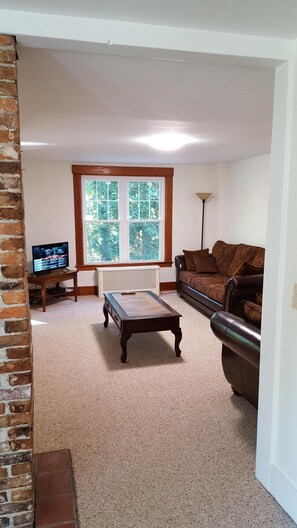 TV - Manchester Walking distance to all shops and restaurants quick ride/lakes |hikes (manchester center)