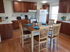 Fridge, microwave, oven, stovetop - Manchester Walking distance to all shops and restaurants quick ride/lakes |hikes (manchester center)