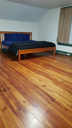 3 bedrooms, desk, iron/ironing board, WiFi - Manchester Walking distance to all shops and restaurants quick ride/lakes |hikes (manchester center)