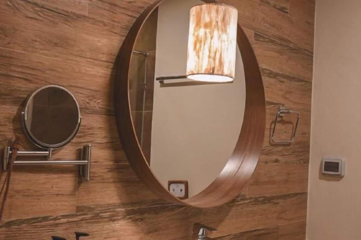 Bathroom | Combined shower/tub, jetted tub, rainfall showerhead, free toiletries