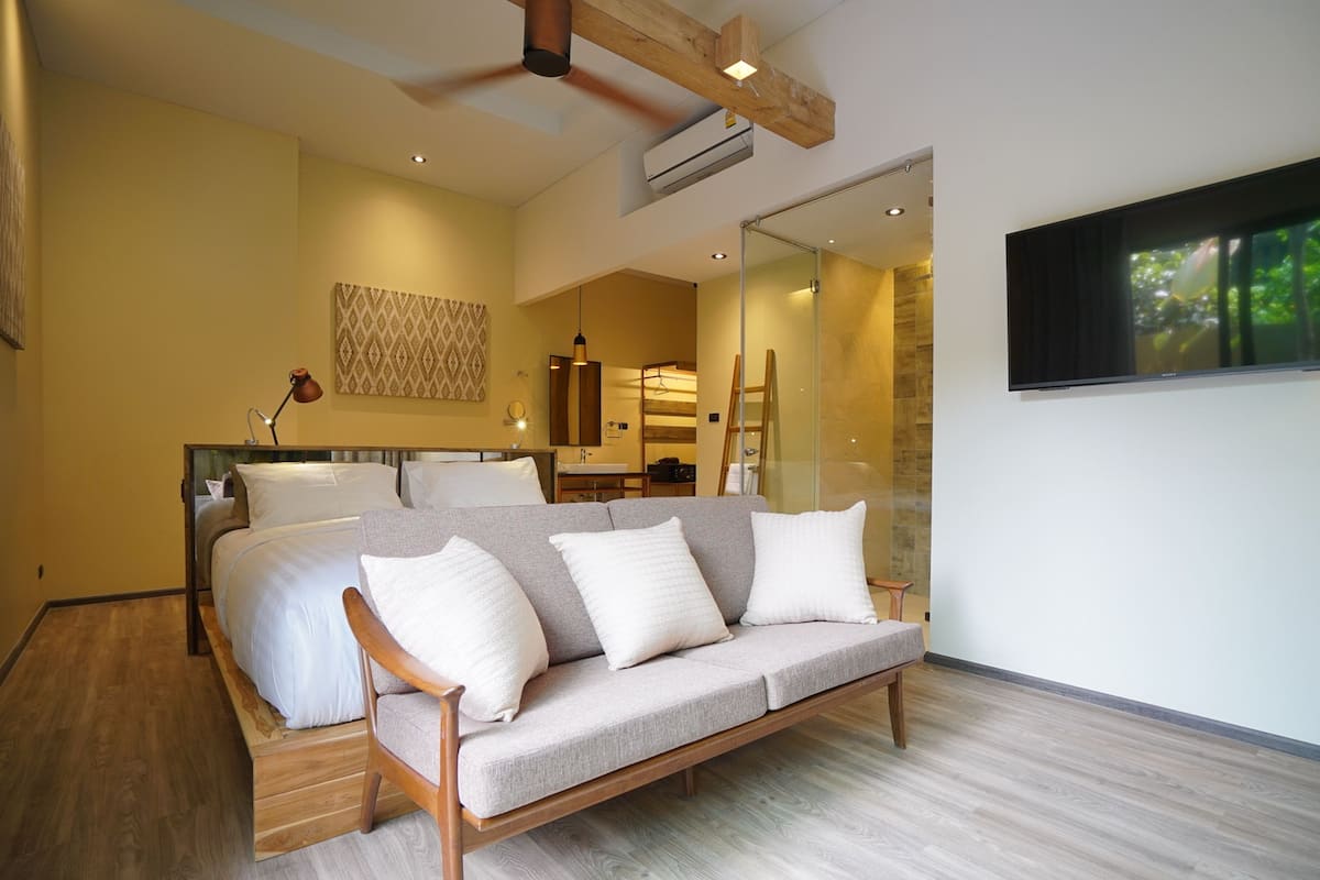 Studio Suite | 1 bedroom, free minibar items, in-room safe, desk