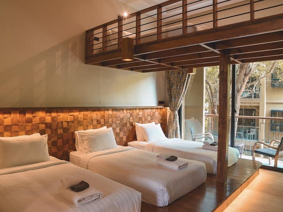 Vierpersoonskamer | Een minibar met enkele gratis items, een kluis op de kamer, een bureau