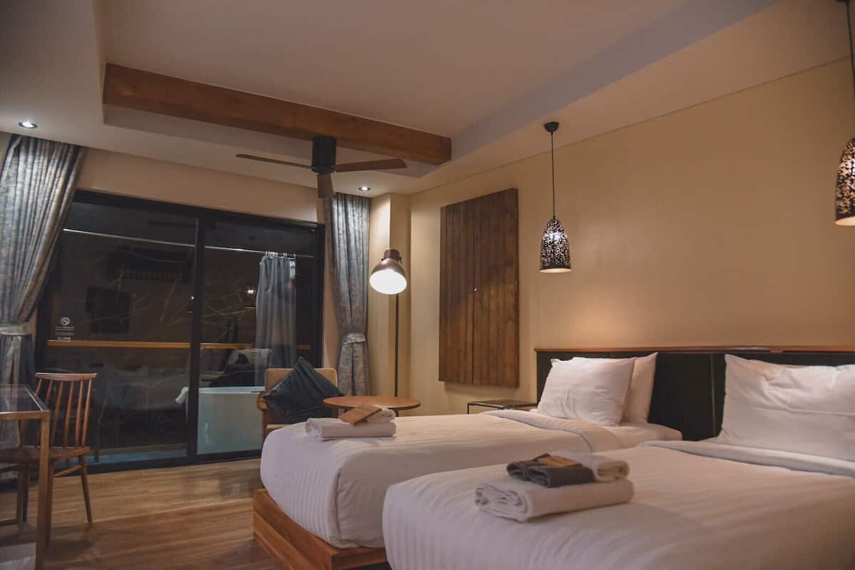 Deluxe Studio | 1 bedroom, free minibar items, in-room safe, desk