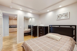 5 bedrooms, iron/ironing board, internet, bed sheets