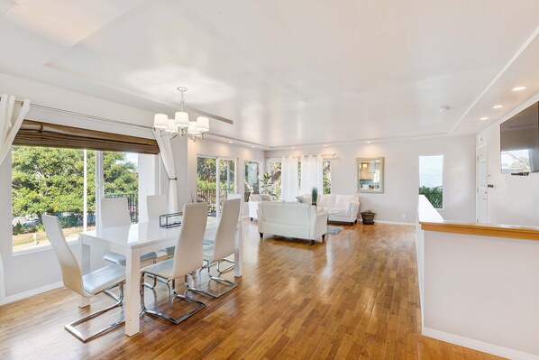 Interior - Central Modern Home, 5 Bedrooms, 3 Bathrooms. Bright&Spacious Open Floor Plan. (San Diego)