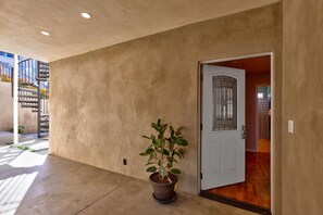 Interior - Central Modern Home, 5 Bedrooms, 3 Bathrooms. Bright&Spacious Open Floor Plan. (San Diego)