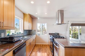 Fridge, microwave, oven, stovetop - Central Modern Home, 5 Bedrooms, 3 Bathrooms. Bright&Spacious Open Floor Plan. (San Diego)