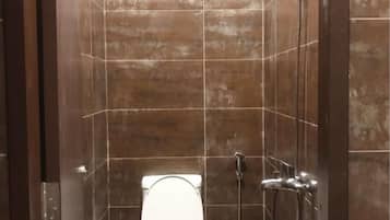 Habitación estándar (Pod ) | Baño | Regadera, amenidades de baño gratuitas, secadora de cabello, bidet