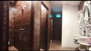 Standard Pod | Bathroom | Shower, free toiletries, hair dryer, bidet - Atlantis Pods at Little India (Singapore)