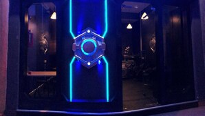En butik med et neonskilt, der viser "ATLANTIS PODS".