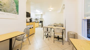 Réfrigérateur dans l'espace commun, micro-ondes dans l'espace commun