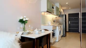 Standard Apartment with City View (A1120) | Privat tekøkken | Køleskab, mikrobølgeovn, kogeplade, elkedel