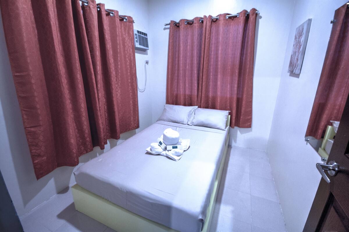 Economy Double Room with Shared Bathroom | Desk, WiFi (free), bed sheets
