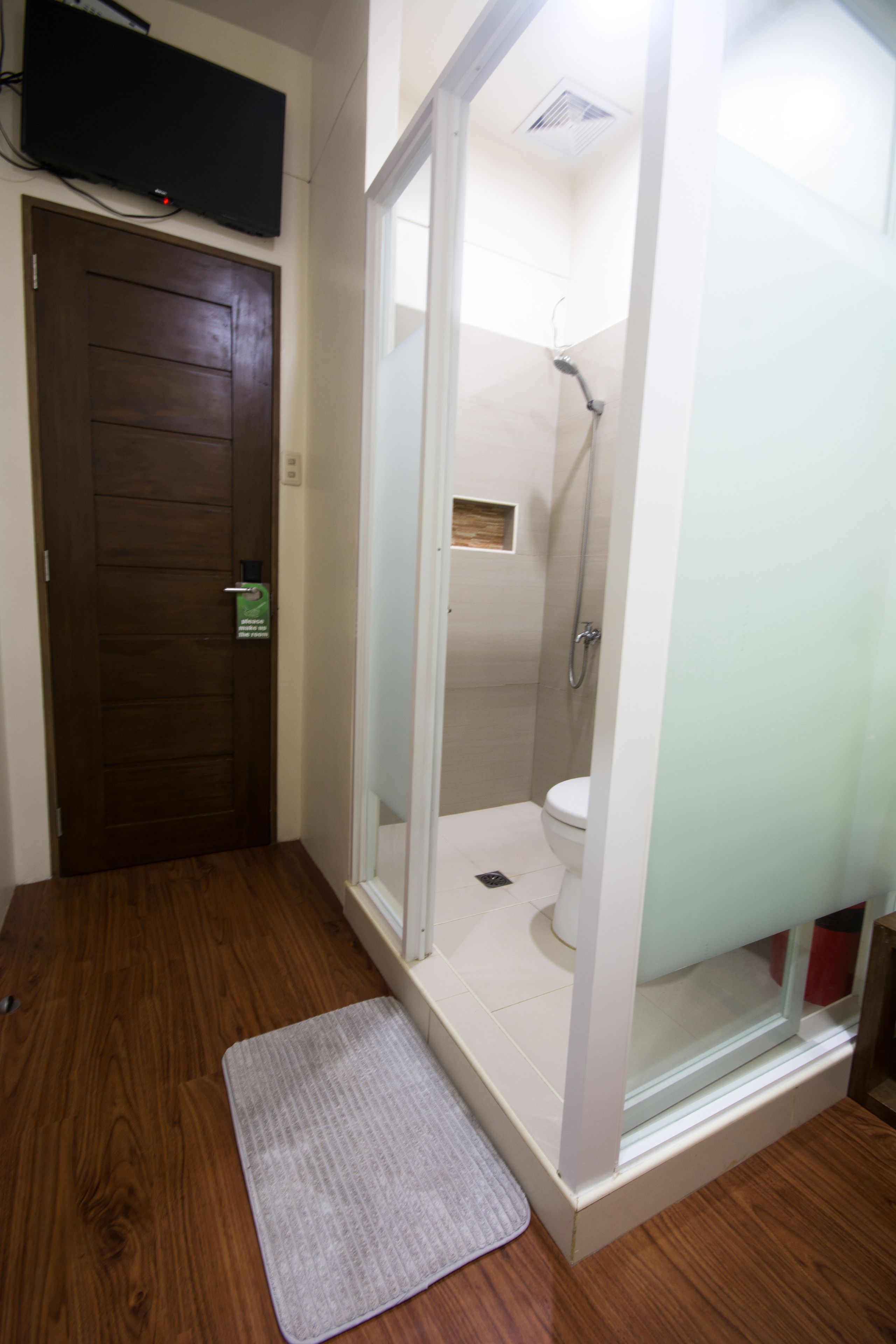 deluxe single room with private bathroom | bathroom | shower, free toiletries, bidet, towels