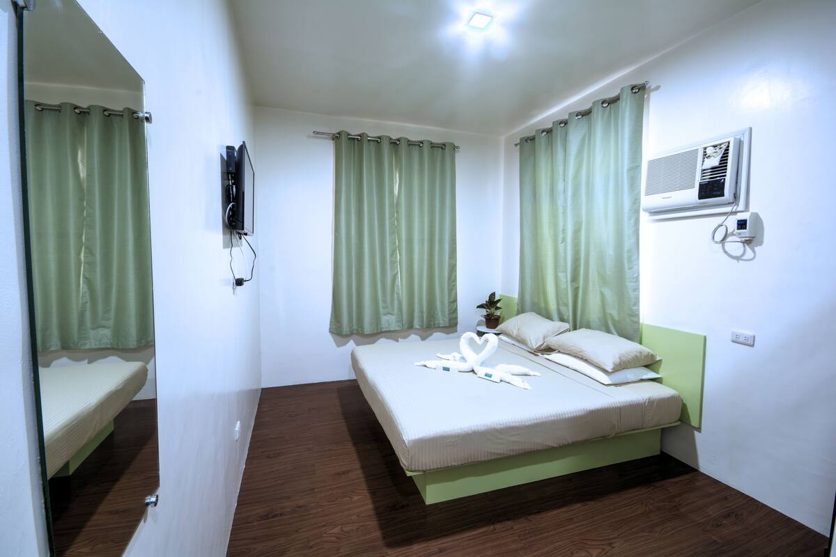 Superior Double Room with Private Bathroom | Desk, WiFi (free), bed sheets