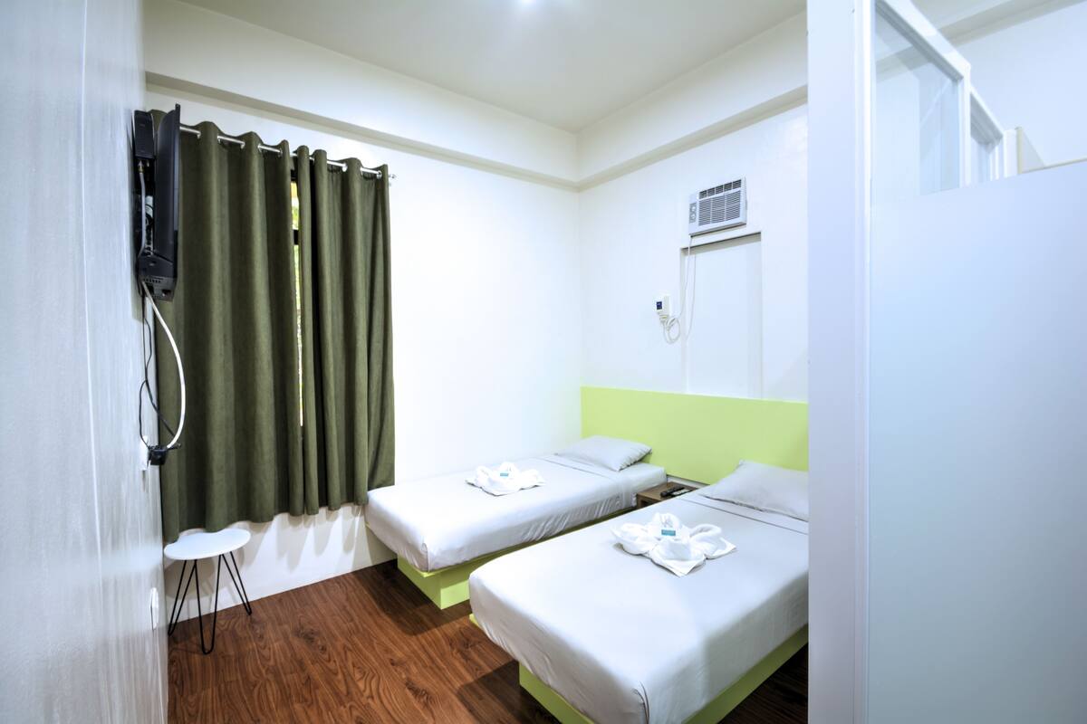 Deluxe Twin Room with Private Bathroom | Desk, WiFi (free), bed sheets