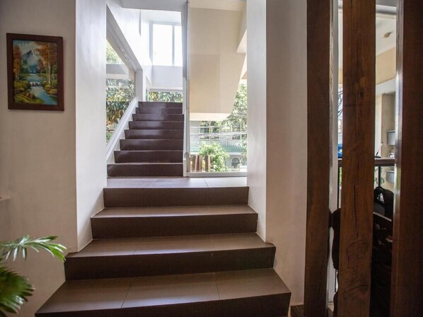 Vista frontal de la propiedad por la tarde o noche