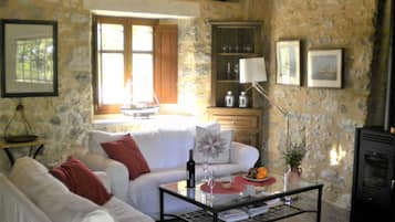 House, 2 Bedrooms | Living area | Flat-screen TV, fireplace