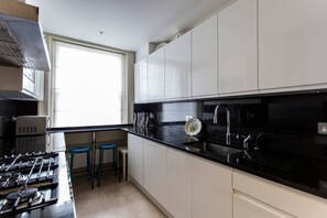 Réfrigérateur, four à micro-ondes, lave-vaisselle, cafetière-théière