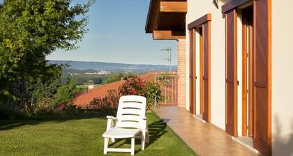 Panorama-Wohnung in Villa mit Garten