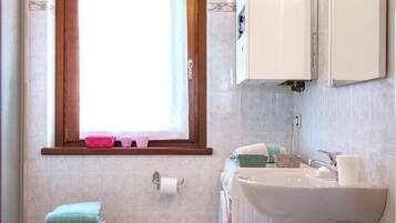 Ducha, artículos de tocador gratuitos, secador de pelo, bidet