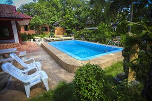 Una piscina al aire libre