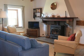 Fernseher, Kamin, Bücher