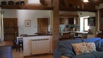 Fernseher, Kamin, Bücher