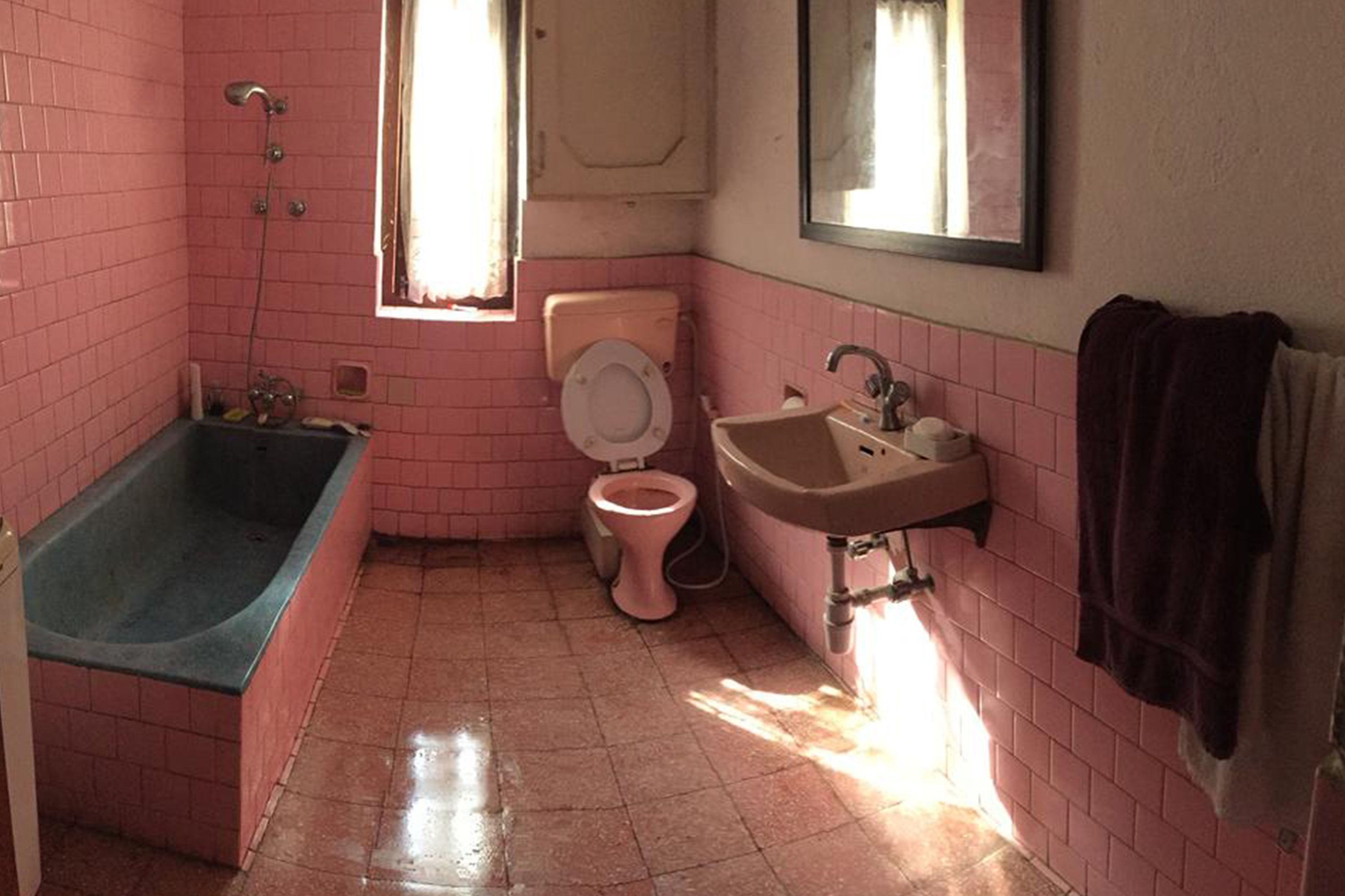 Tweepersoonskamer | Badkamer | Een douche, handdoeken
