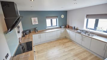 Barn, 5 Bedrooms | Private kitchen | Full-sized fridge, oven, stovetop, dishwasher