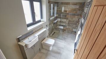 Barn, 5 Bedrooms | Bathroom | Free toiletries, hair dryer, towels