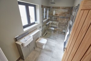 Barn, 5 Bedrooms | Bathroom | Free toiletries, hair dryer, towels - Wild Cherry Barn (Lincoln)