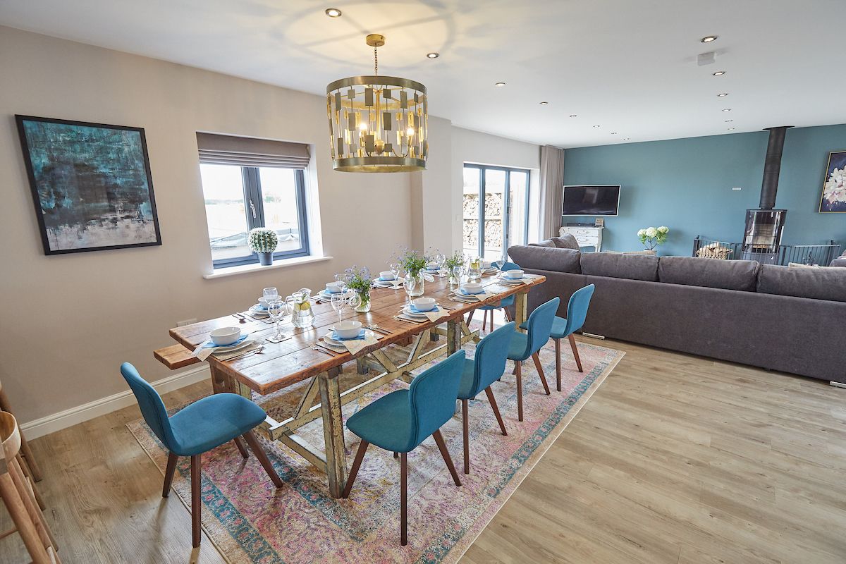 Barn, 5 Bedrooms | In-room dining