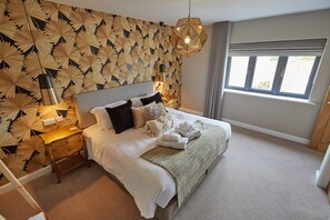 Barn, 5 Bedrooms | 1 多间卧室、高档床上用品、办公桌、熨斗/熨衣板