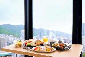 Petit déjeuner buffet (2200 JPY par personne)