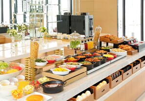 A buffet with various food items and a coffee station. - Candeo Hotels Kobe Torroad (Kobe)