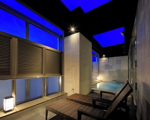 Escritorio, tabla de planchar con plancha, wifi gratis y ropa de cama