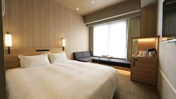 Premium bedding, desk, iron/ironing board, free WiFi