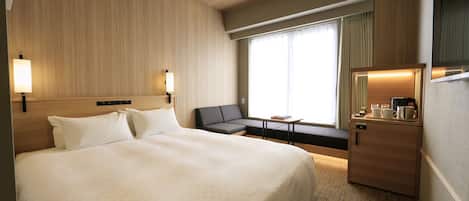 Premium bedding, desk, iron/ironing board, free WiFi